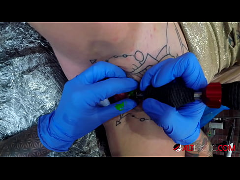 ❤️ Keçika pir tattookirî Sully Savage tattooek li ser klîtorê xwe kir. ❤️❌ Porno li ku.eviewporn-com.ru