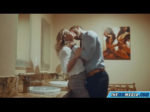 ❤️ Gava ku blondeyek busty we di nav hewşek gelemperî de dixapîne ❤️❌ Porno li ku.eviewporn-com.ru